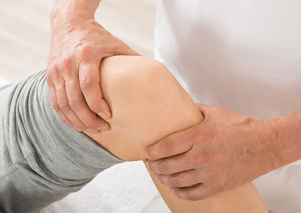 Klassische Massage im Zentrum für Mobilität in Wien - Benedikt Wolf massiert das Knie einer Patientin