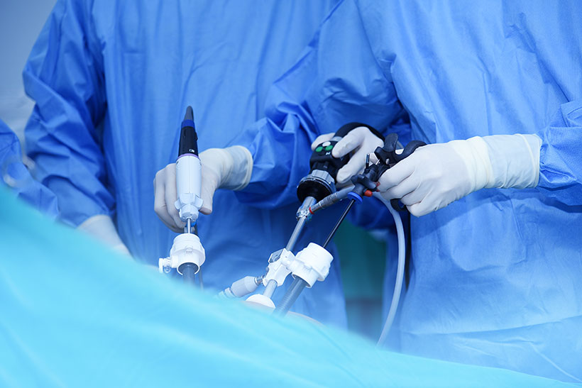 Dr. Lang bei einer minimalinvasiven Operation im OP Saal