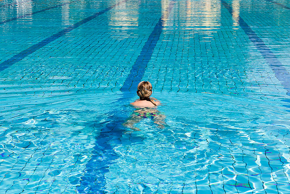 Frau schwimmt in einem Schwimmbecken