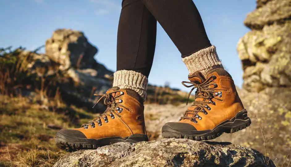Knöchelhohe Wanderschuhe auf felsigem Untergrund – richtiges Schuhwerk schützt Sprunggelenk und Wirbelsäule
