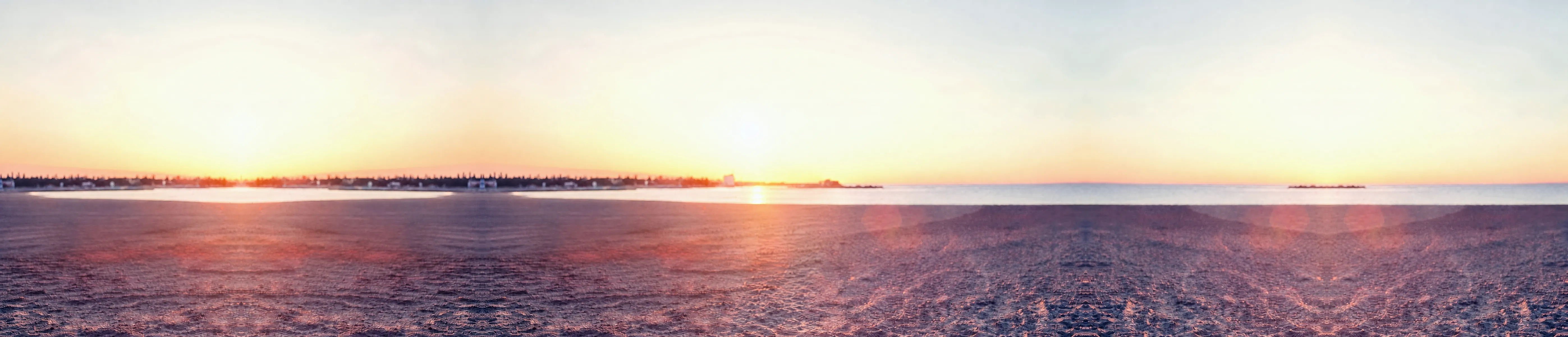 Frau streckt sich bei Sonnenuntergang am Strand